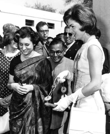 Jacqueline-Kennedy-Indira-Gandhi-New-Delhi-India-March-1962